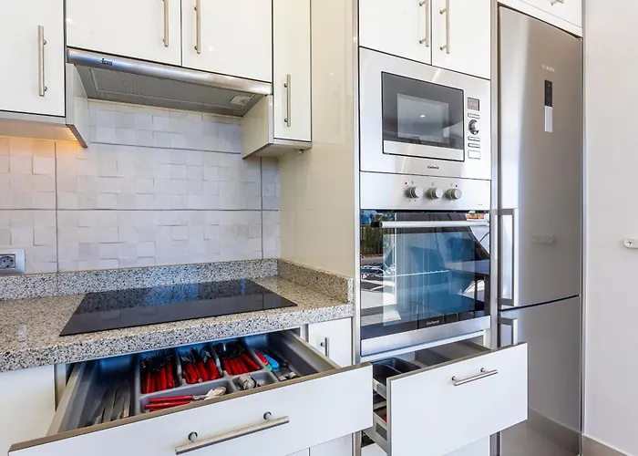 Apartment Ocean Panorama - 3 Ac Bedrooms, Private Garage, Pool, 2 Bathrooms, Tv Channels *